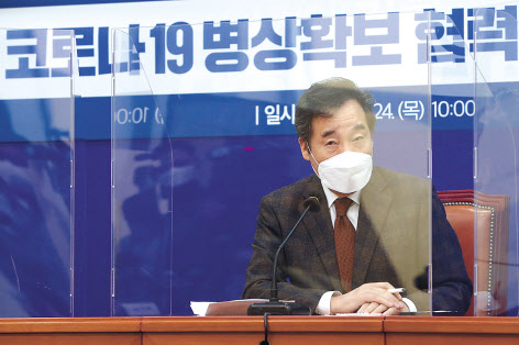 더불어민주당 이낙연 대표가 24일 국회에서 열린 코로나19 병상확보 협력을 위한 병원협회 간담회에서 발언하고 있다. 박해묵 기자