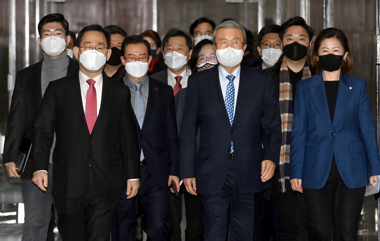 김종인 국민의힘 비상대책위원장, 주호영 원내대표와 비대위원들이 24일 국회에서 열린 비상대책위원회의에 입장하고 있다. [헤럴드경제=박해묵 기자]