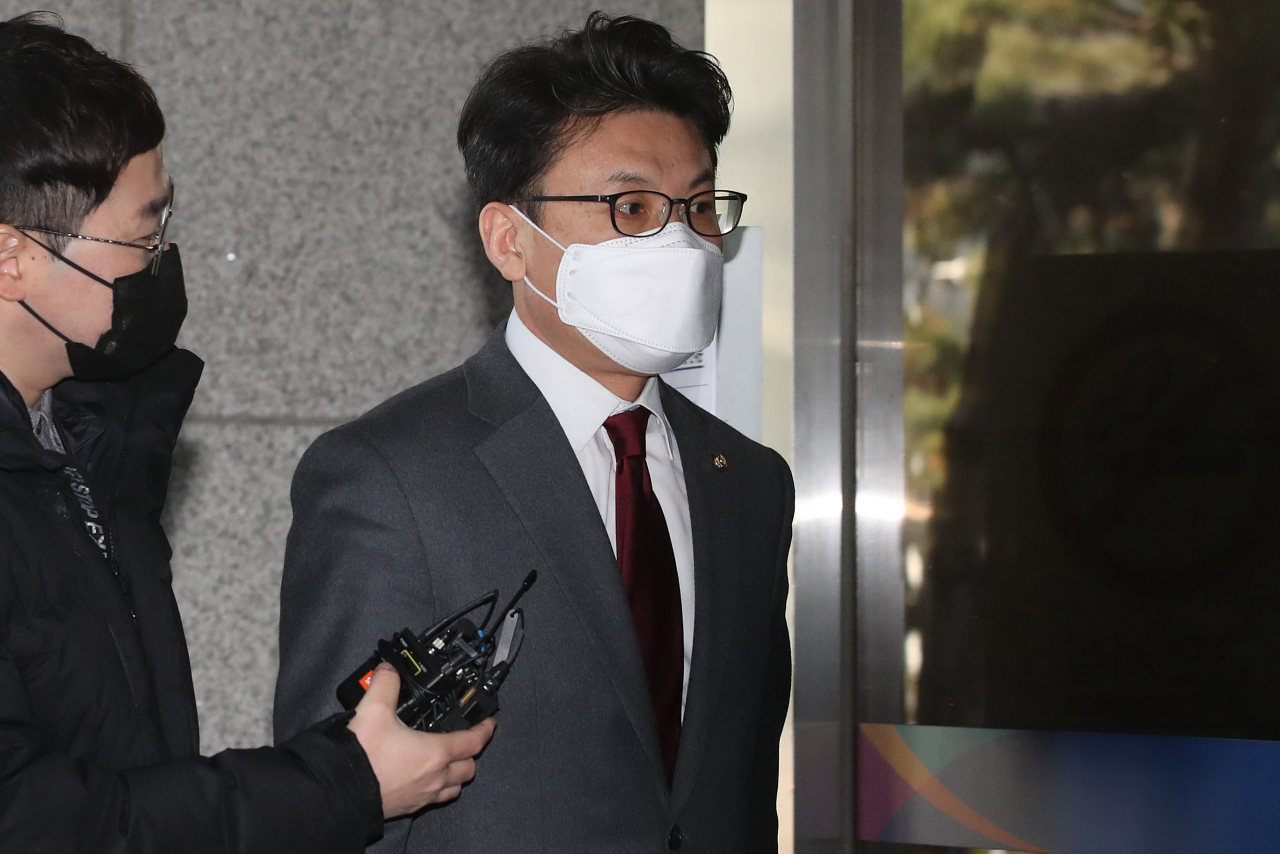 지난 21대 총선을 앞두고 사전선거운동을 한 혐의로 재판에 넘겨진 진성준(오른쪽) 더불어민주당 의원이 24일 서울 양천구 서울남부지법에서 열린 선고 공판에 출석하고 있다. [연합]