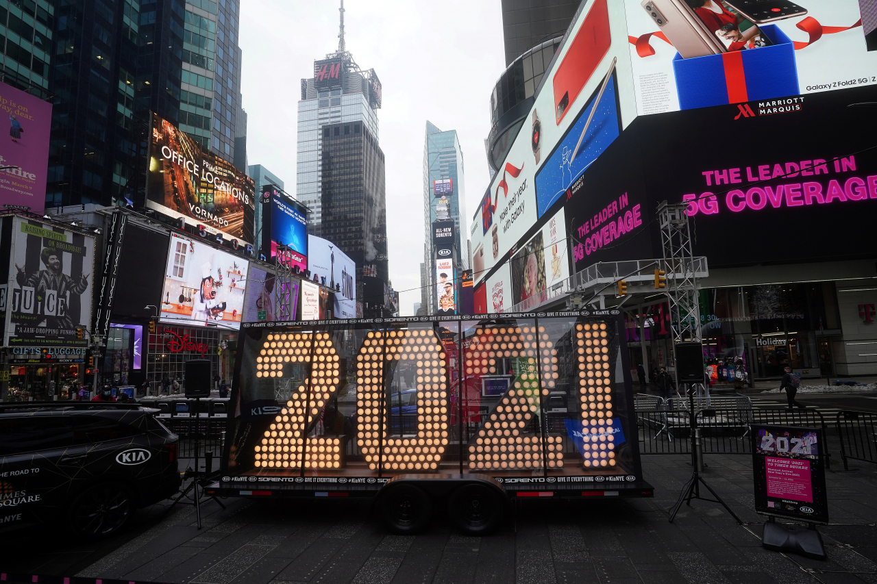 뉴욕 타임스퀘어 광장에 세워진 2021년 전광판. 코로나19 팬데믹으로 인해 뉴욕과 샌프란시스코 등 미국 대도시 오피스 시장도 위기를 겪게 될 것이란 전망이 나왔다. [로이터]