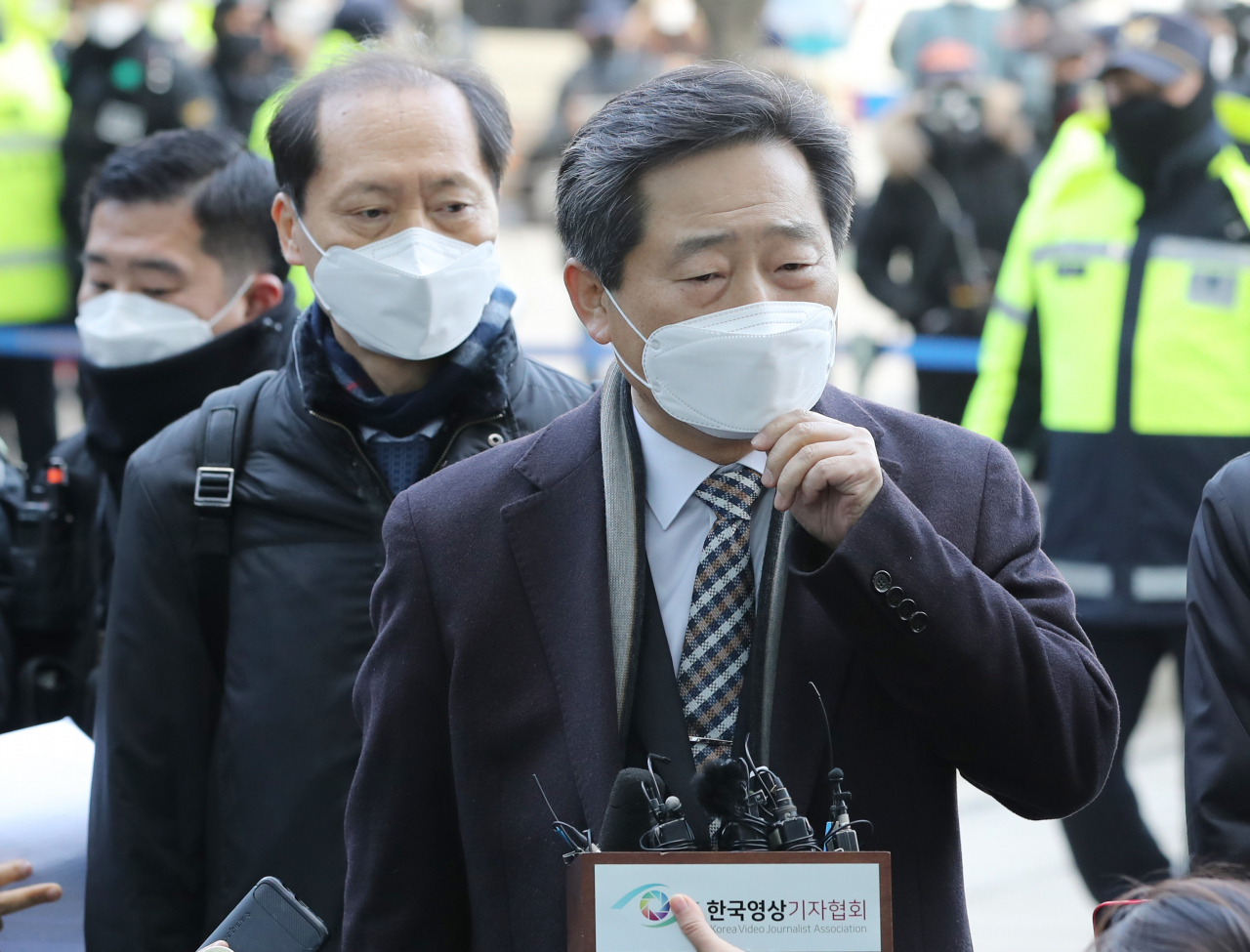 윤석열 검찰총장 측 변호인 이석웅(오른쪽), 이완규 변호사가 24일 오후 윤 총장에 대한 정직 처분 집행정지 재판 2차 심문이 열리는 서울 서초구 서울행정법원으로 들어가고 있다. [연합]