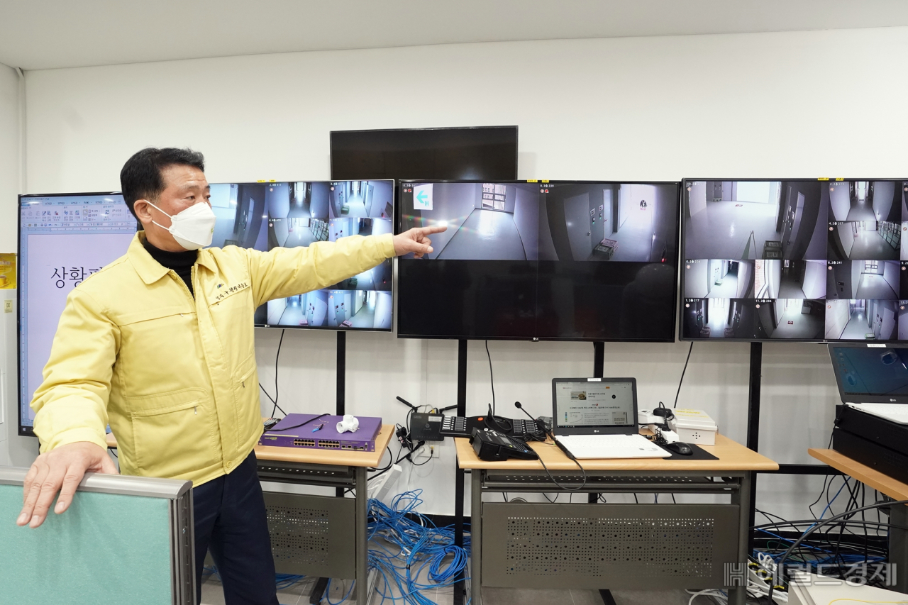 이승로 성북구청장이 고려대에 마련된 생활치료센터를 찾아 현장을 점검하고 있다. [성북구 제공]