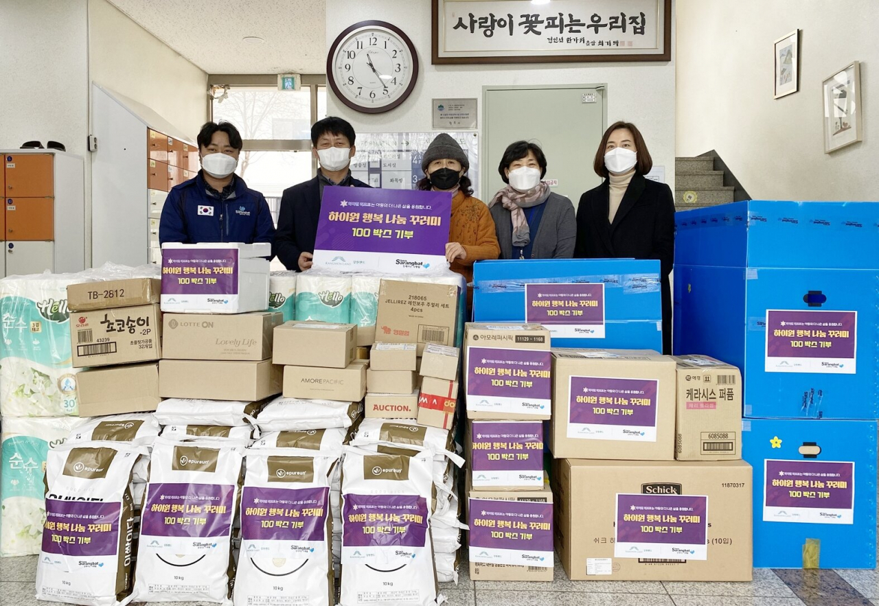 강원랜드가 지난 23일 원주 자신보육원에 방문해 아이들을 위한 크리스마스 선물, 쌀, 김치 등의 후원물품을 전달했다.