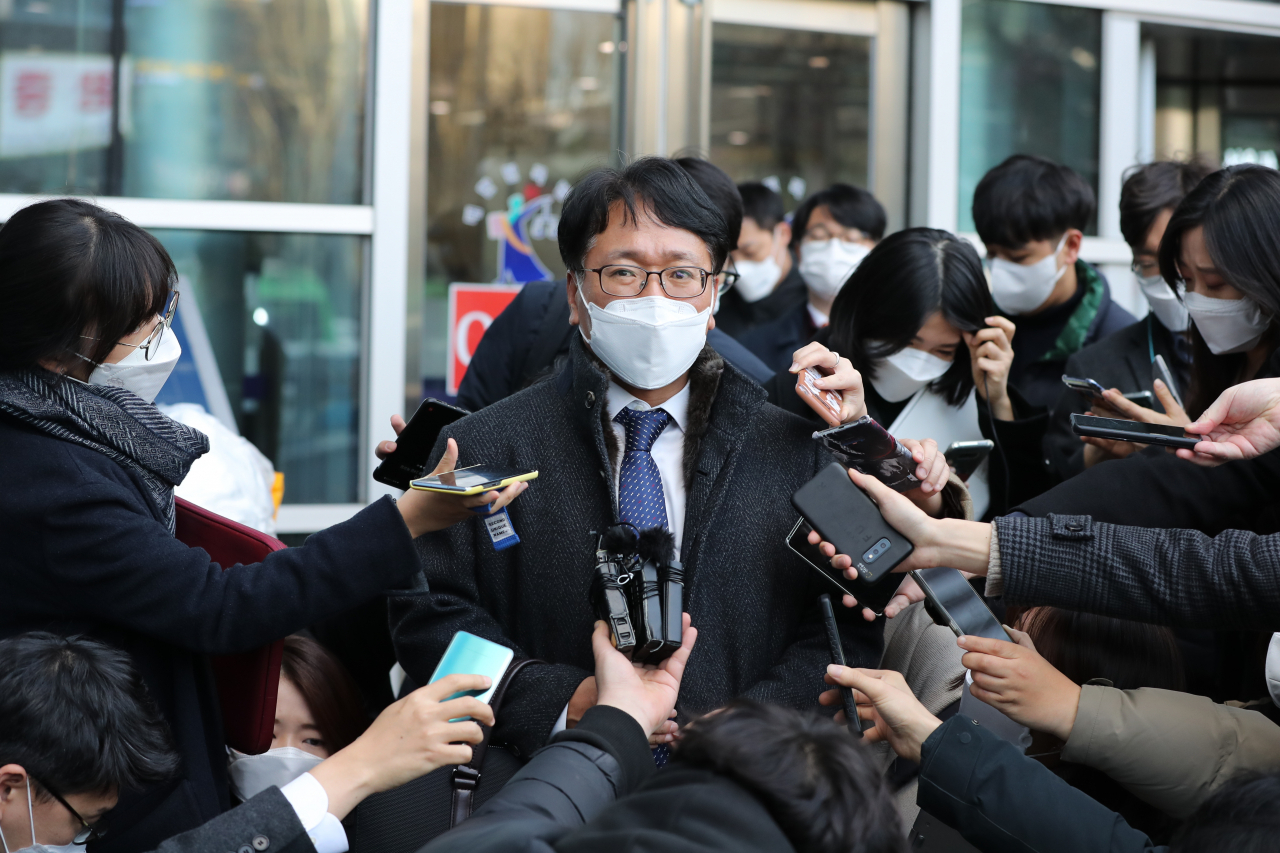 법무부 측 변호인 이옥형 변호사가 24일 오후 서울 서초구 서울행정법원에서 열린 윤석열 검찰총장에 대한 정직 처분 집행정지 재판 2차 심문을 마친 뒤 나와 취재진의 질문에 답하고 있다. [연합]
