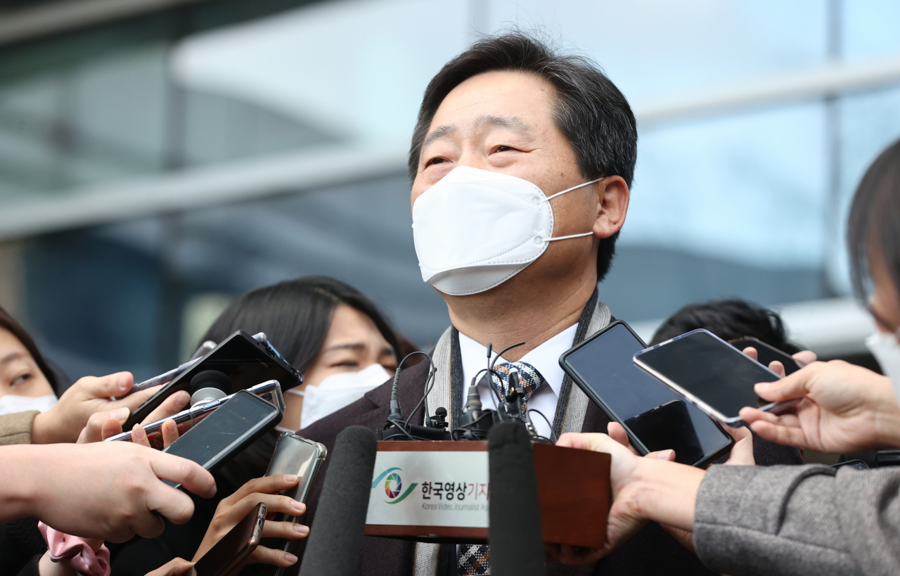 윤석열 검찰총장 측 변호인 이석웅 변호사가 24일 오후 서울 서초구 서울행정법원에서 열린 윤 총장에 대한 정직 처분 집행정지 재판 2차 심문을 마친 뒤 취재진의 질문에 답하고 있다. [연합]