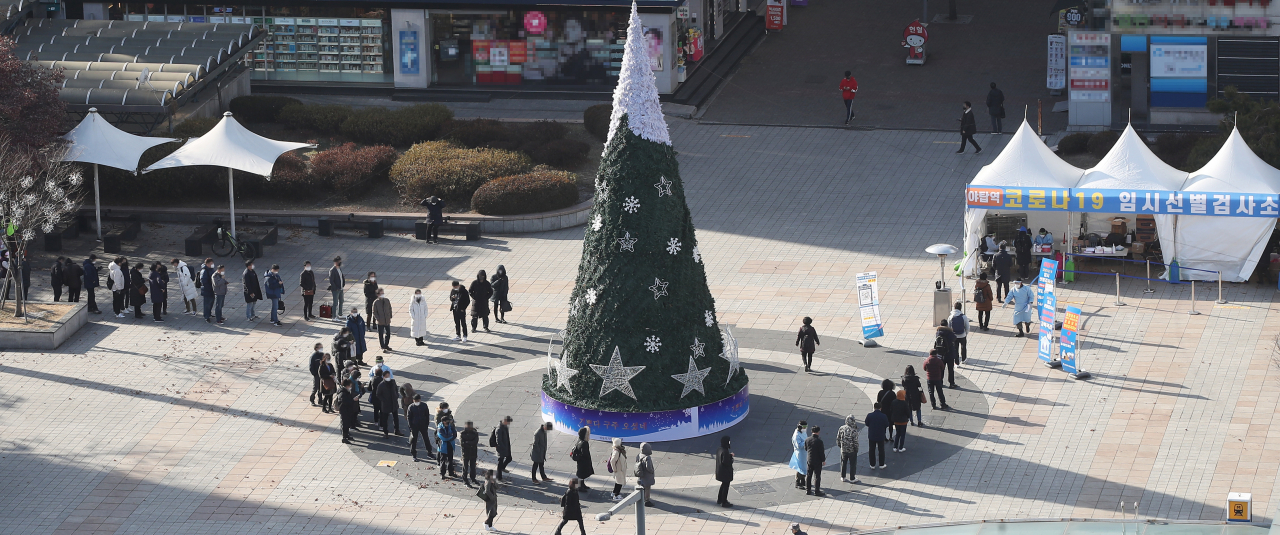 크리스마스이브인 24일 오후 경기도 성남시 야탑역 광장에 설치된 신종 코로나바이러스 감염증(코로나19) 임시 선별진료소에 시민들이 검사를 받기 위해 줄을 서 있다. 연합뉴스