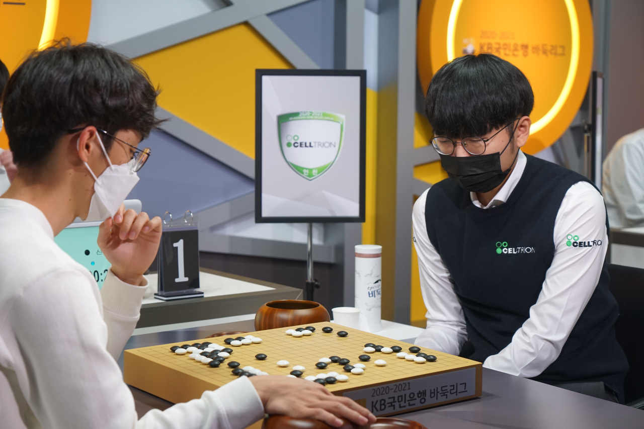 신진서(오른쪽)가 올시즌 마지막 대국에서 백현우 2단을 상대로 승리를 거두며 이창호의 연간 최공스률 기록을 경신했다.