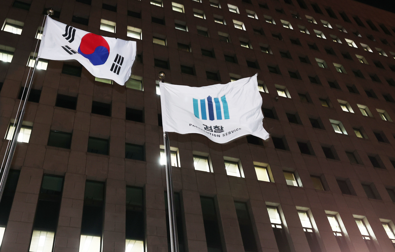 윤석열 검찰총장이 추미애 법무부 장관을 상대로 낸 징계처분 집행정지 신청사건 2차 심문기일이 열린 24일 저녁 서울 서초동 대검찰청 청사가 불을 밝히고 있다. [연합]