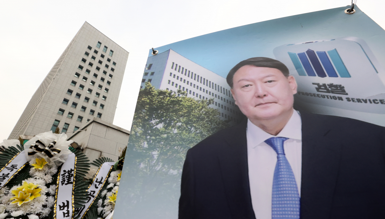 윤석열 검찰총장에 대한 정직 처분 집행정지 재판의 2차 심문기일을 하루 앞둔 지난 23일 오전 서울 서초구 대검찰청 앞에 윤 총장 응원 배너가 설치되어 있다. [연합]