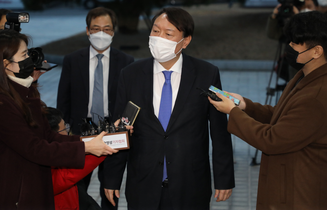 윤석열 검찰총장이 지난달 직무배제 조치가 풀려 서초동 대검청사로 출근하는 모습. [연합]