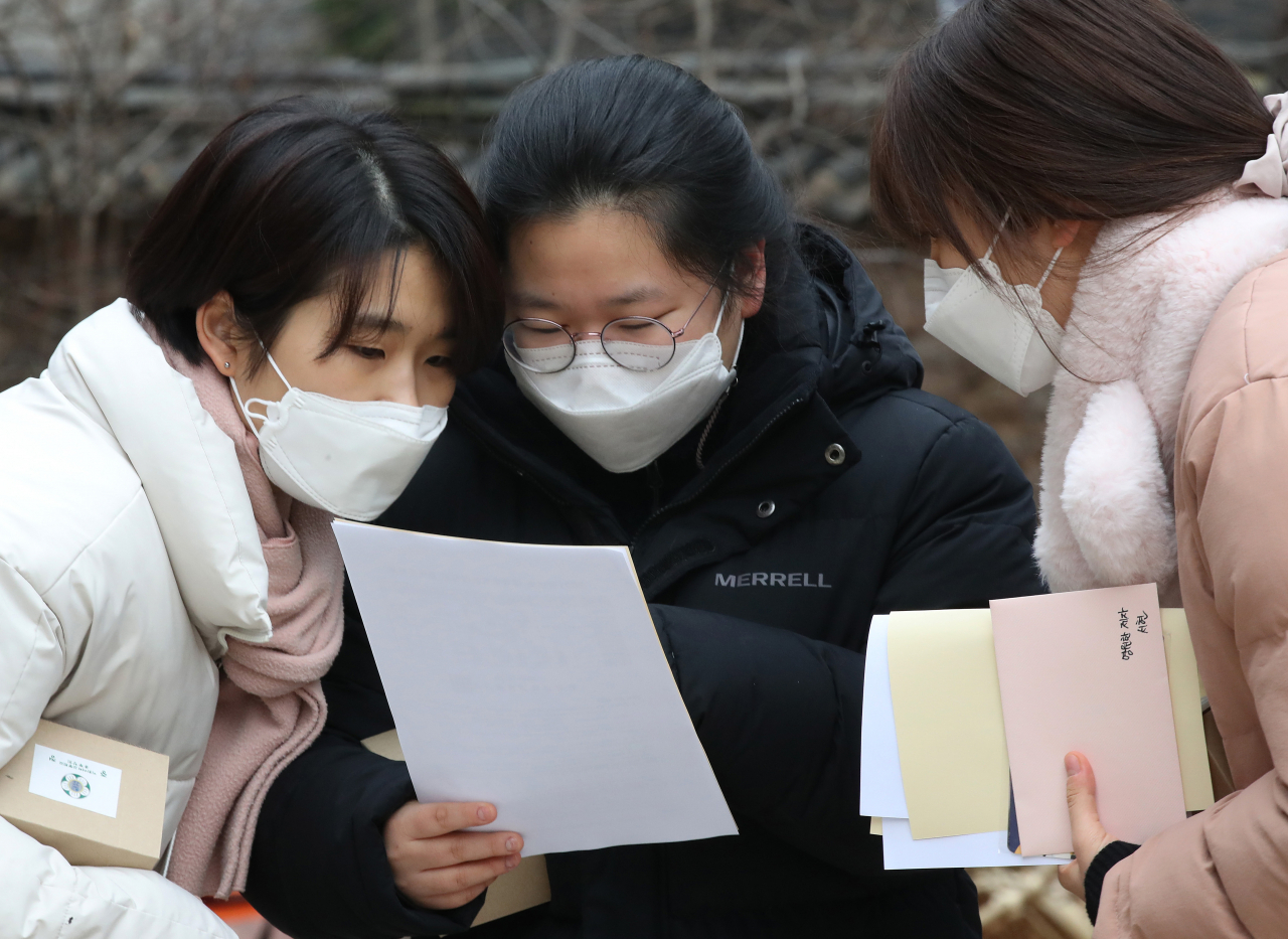 2021학년도 대학수학능력시험 성적표가 배부된 지난해 12월23일 서울 중구 이화여고에서 학생들이 성적을 확인하고 있다. [연합]