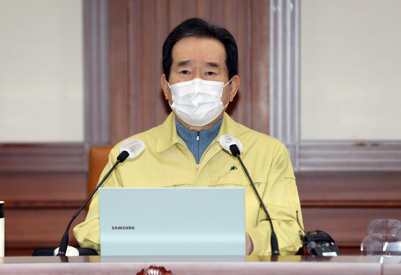 정세균 국무총리가 25일 오전 정부서울청사에서 열린 코로나19 대응 중앙재난안전대책본부회의를 주재하고 있다.［연합］