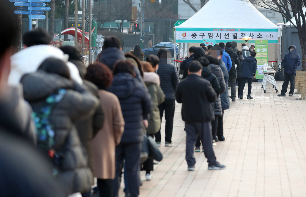 24일 오전 서울광장에 마련된 임시선별진료소에서 시민들이 검사를 위해 대기하고 있다.[연합]