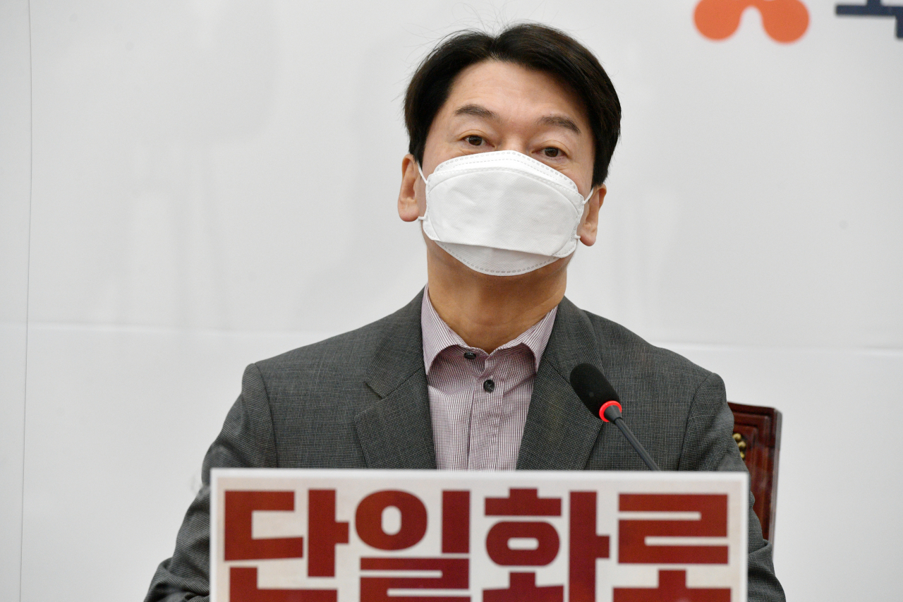 국민의당 안철수 대표가 24일 국회에서 열린 최고위원회의에서 발언하고 있다. [연합]