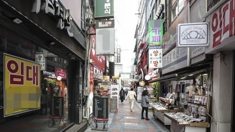 크리스마스이브인 지난 24일 부산 중구 광복동 거리가 한산한 모습을 보인다.[연합]
