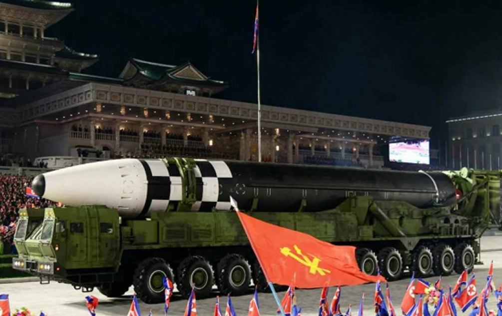 북한이 10일 노동당 창건 75주년 기념 열병식에서 미 본토를 겨냥할 수 있는 신형 대륙간탄도미사일(ICBM)을 공개했다. 신형 ICBM은 화성-15형보다 미사일 길이가 길어지고 직경도 굵어졌다. 바퀴 22개가 달린 이동식발사대(TEL)가 신형 ICBM을 싣고 등장했다. 노동신문은 위 사진을 포함해 신형 ICBM 사진을 약 10장 실었다. [노동신문 홈페이지 캡처. 연합]