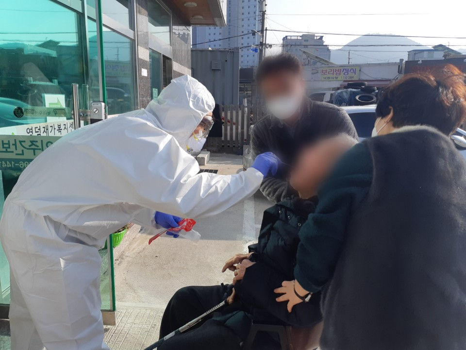 경북 영덕군이 24일 코로나19 대유행에 대응하기 위해 지역내 요양병원 등 고위험시설 종사자와 이용자를 대상으로 일제검사를 진행하고 있다.[영덕군 제공]