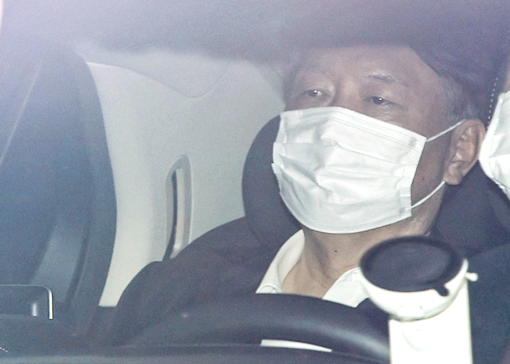 행정법원의 검찰총장 징계처분 효력 집행정지 신청 인용에 따라 업무에 복귀한 윤석열 검찰총장이 25일 오후 서울 서초구 대검찰청으로 출근하고 있다. [연합]