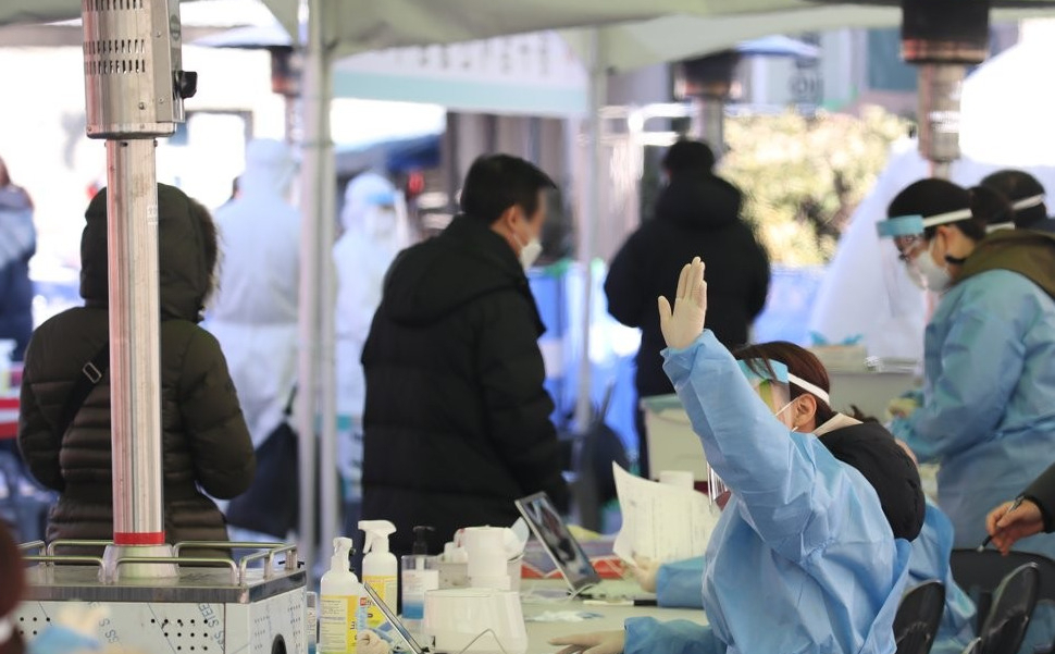 성탄절인 25일 서울 중구 서울역 광장 신종 코로나바이러스 감염증(코로나19) 임시 선별검사소에서 시민들이 검사를 기다리고 있다.[연합]