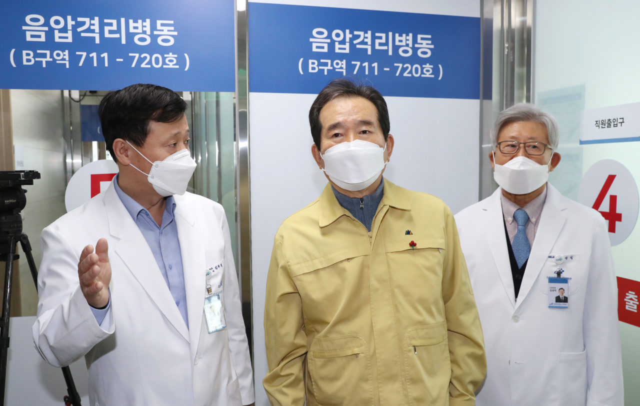 정세균(가운데) 국무총리가 25일 경기 남양주시 진전읍 현대병원을 방문해 코로나19 중환자 음압 격리병동을 둘러보고 있다. ［연합］