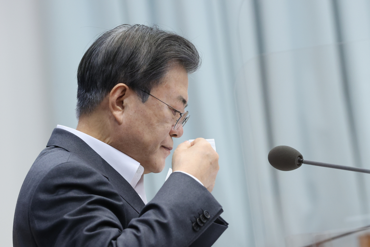 문재인 대통령이 15일 오전 청와대에서 열린 영상 국무회의에서 발언을 마친 뒤 마스크를 쓰고 있다. [연합]