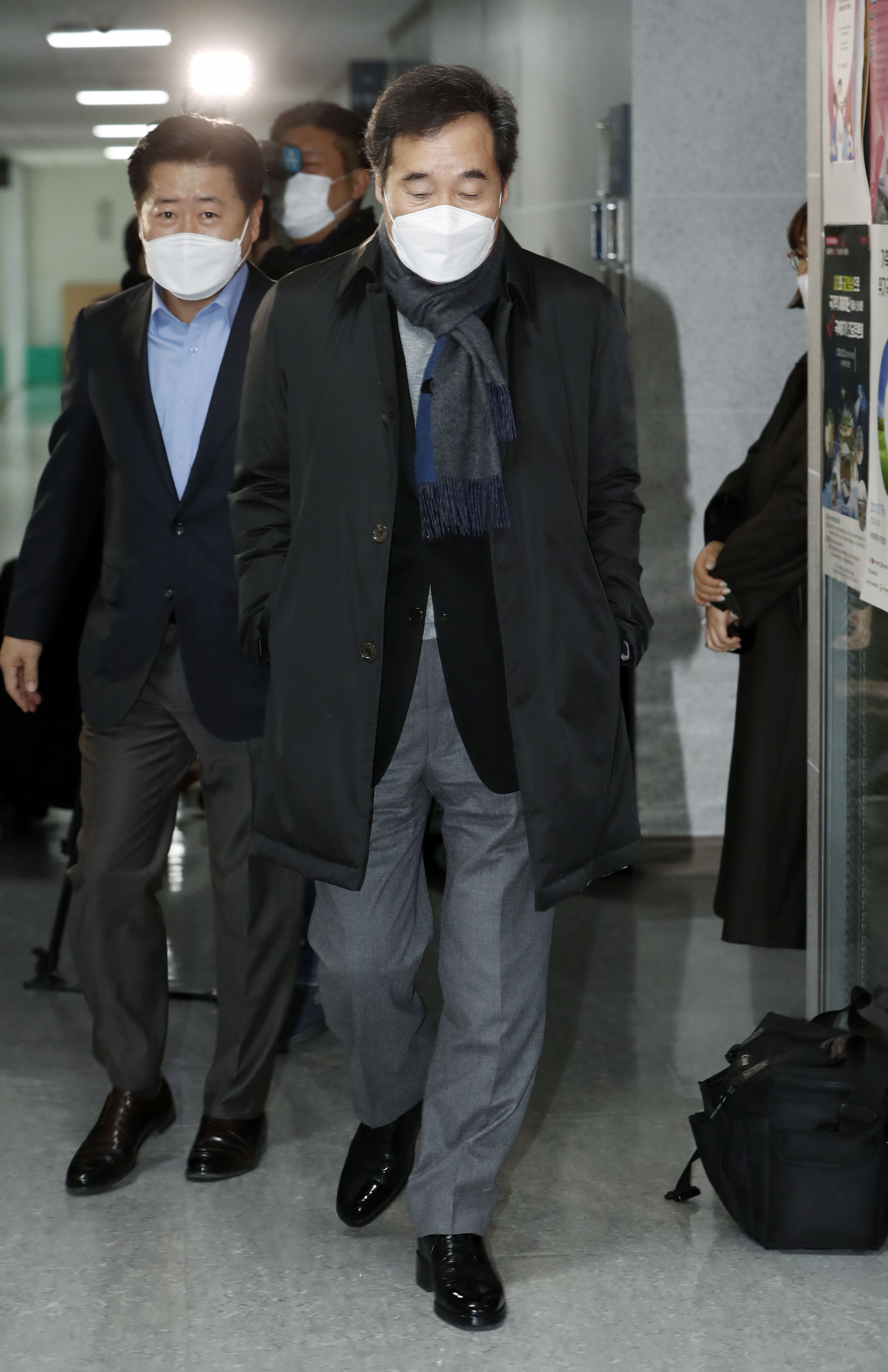 더불어민주당 이낙연 대표가 25일 국회 의원회관 자신의 사무실에서 김태년 원내대표 및 당 소속 법제사법위원들과 긴급회동을 마치고 사무실을 나서고 있다. [연합]