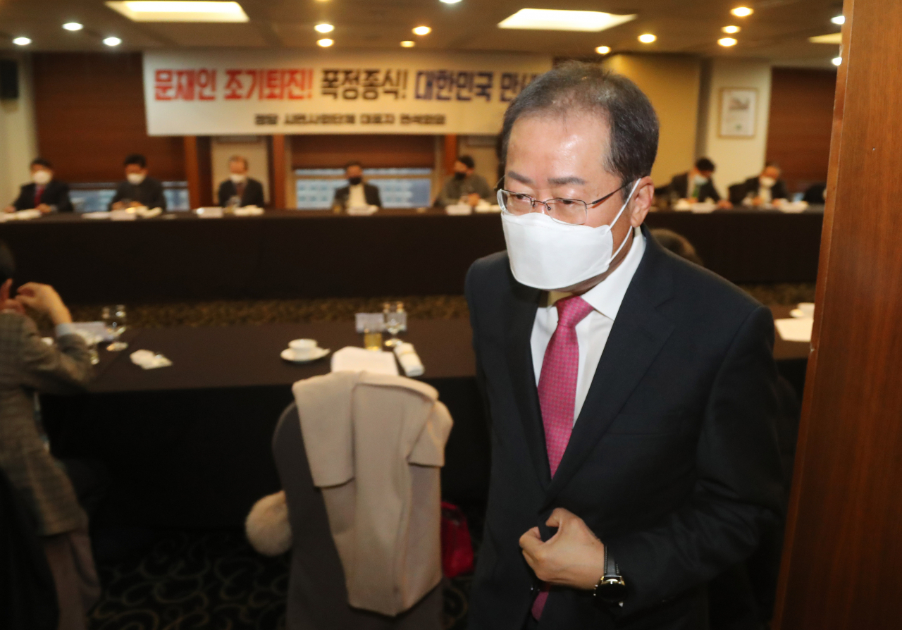 10일 오전 서울 종로구 한국프레스센터에서 열린 '문재인 정권 폭정 종식을 위한 정당·시민사회단체 대표자 연석회의'에서 홍준표 무소속 의원이 발언한 뒤 먼저 자리를 뜨고 있다. [연합]
