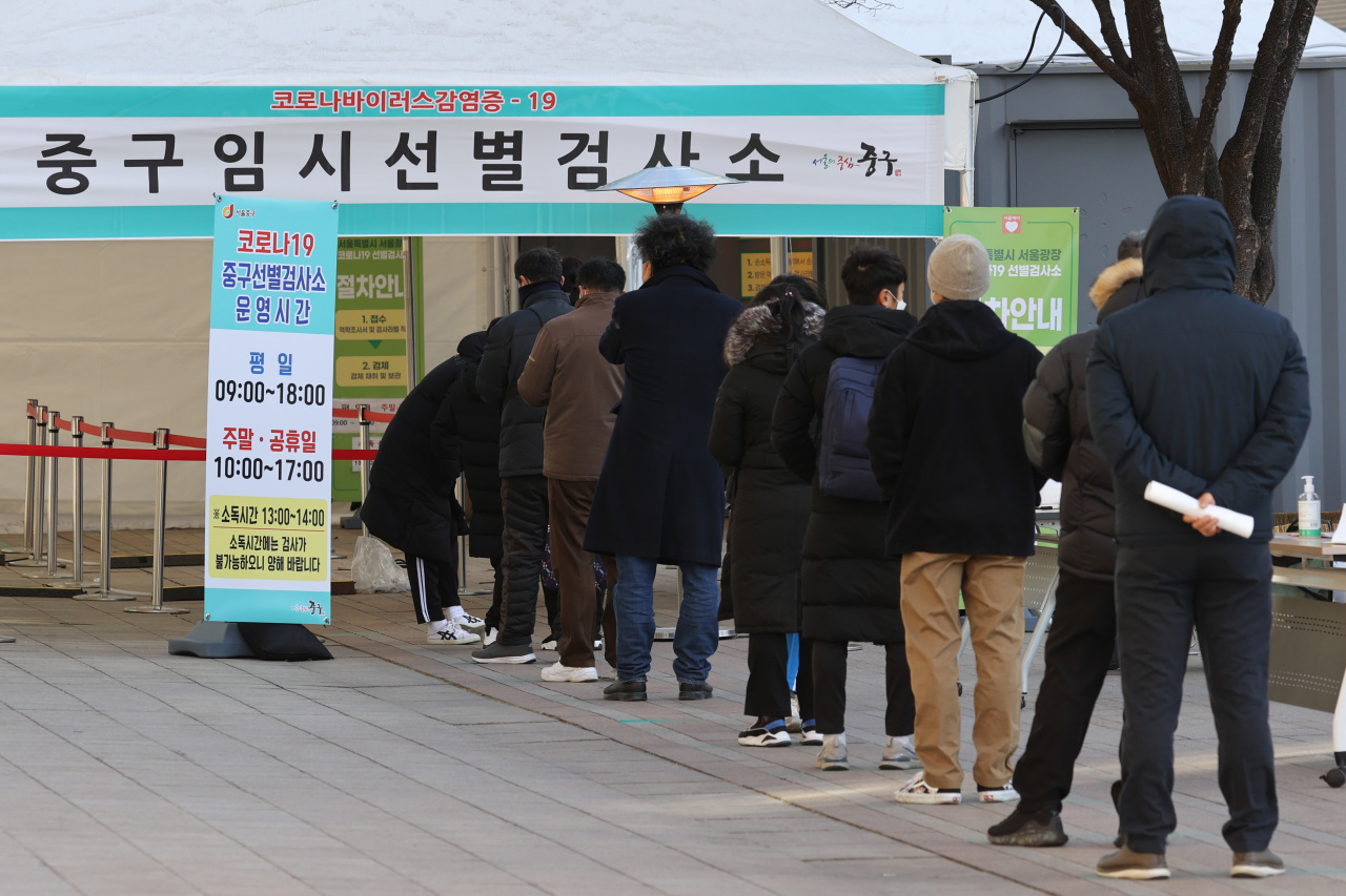 People line up tp the be tested in Seoul on Friday. (Yonhap)