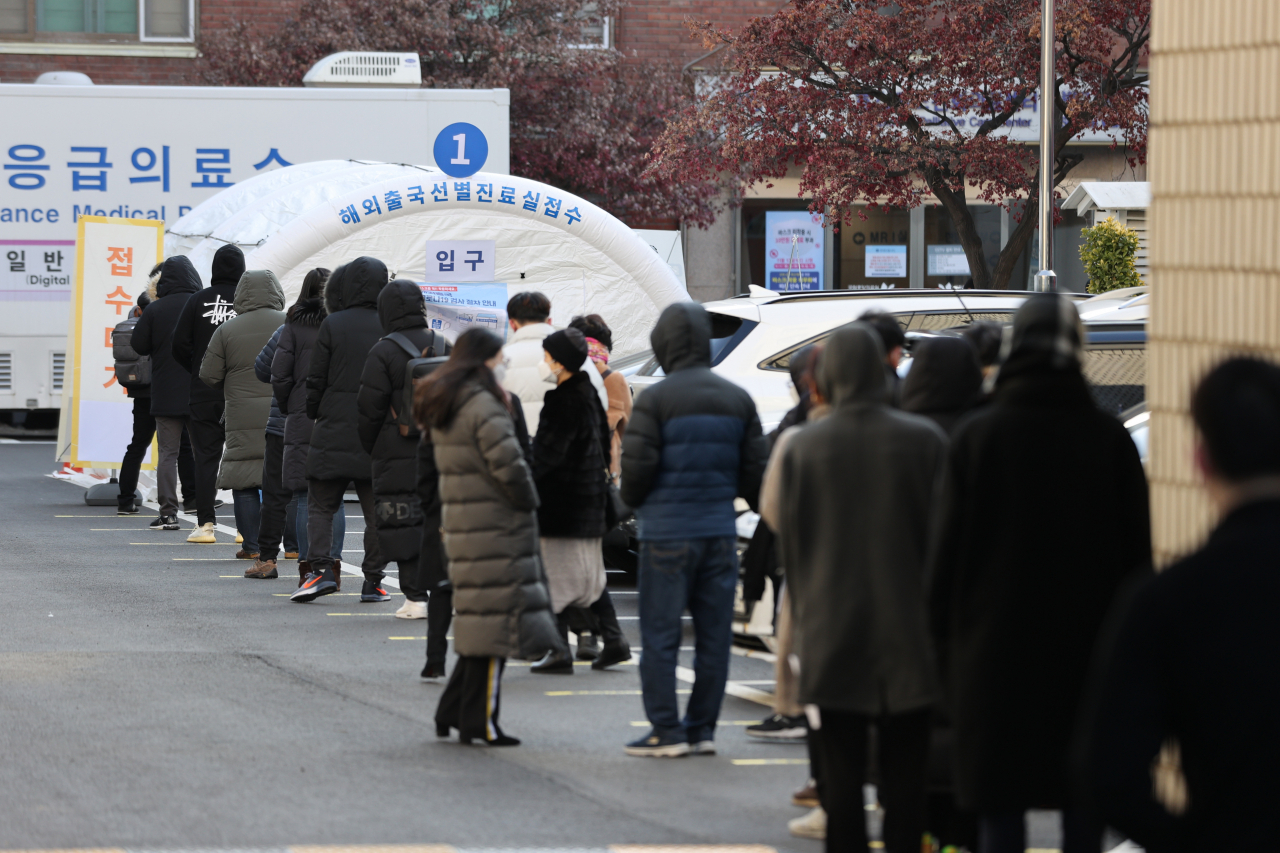 신종 코로나바이러스 감염증(코로나19) 신규 확진자가 1천200명대를 기록한 25일 오전 서울 중구 국립중앙의료원에 마련된 해외출국선별진료소에 시민 및 외국인들이 검사를 받기 위해 줄을 서 있다. 연합뉴스