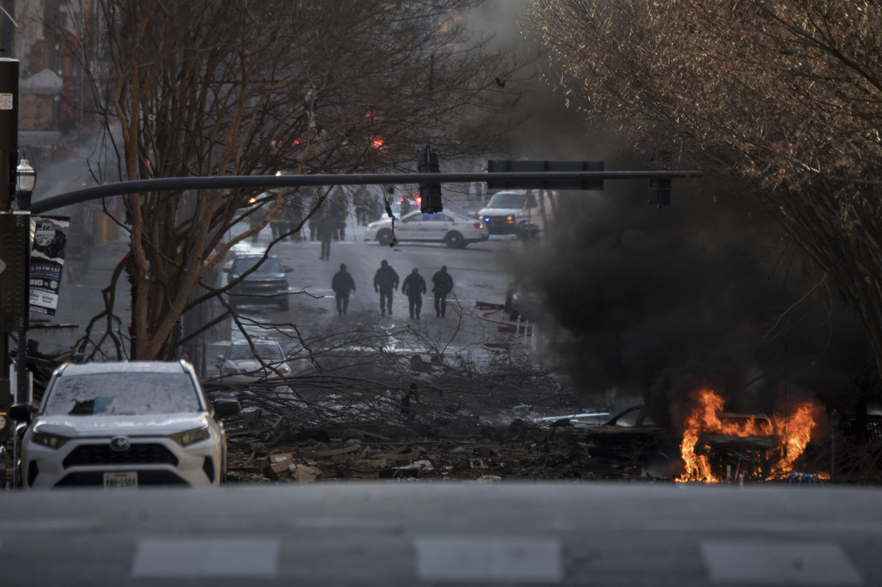A vehicle is on fire after an explosion in the area of Second and Commerce, Friday in Nashville, Tenn. Buildings shook in the immediate area and beyond after a loud boom was heard early Christmas morning. (AP-Yonhap)