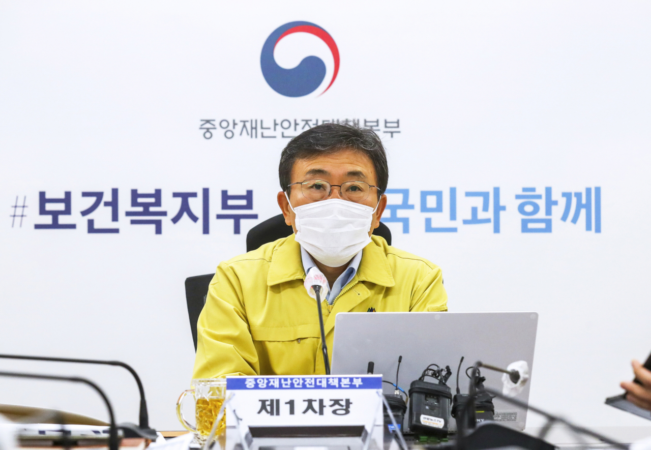 권덕철 보건복지부 장관이 26일 오전 정부세종청사에서 열린 신종 코로나바이러스 감염증(코로나19) 대응 중앙재난안전대책본부 회의를 주재하고 있다. [연합]