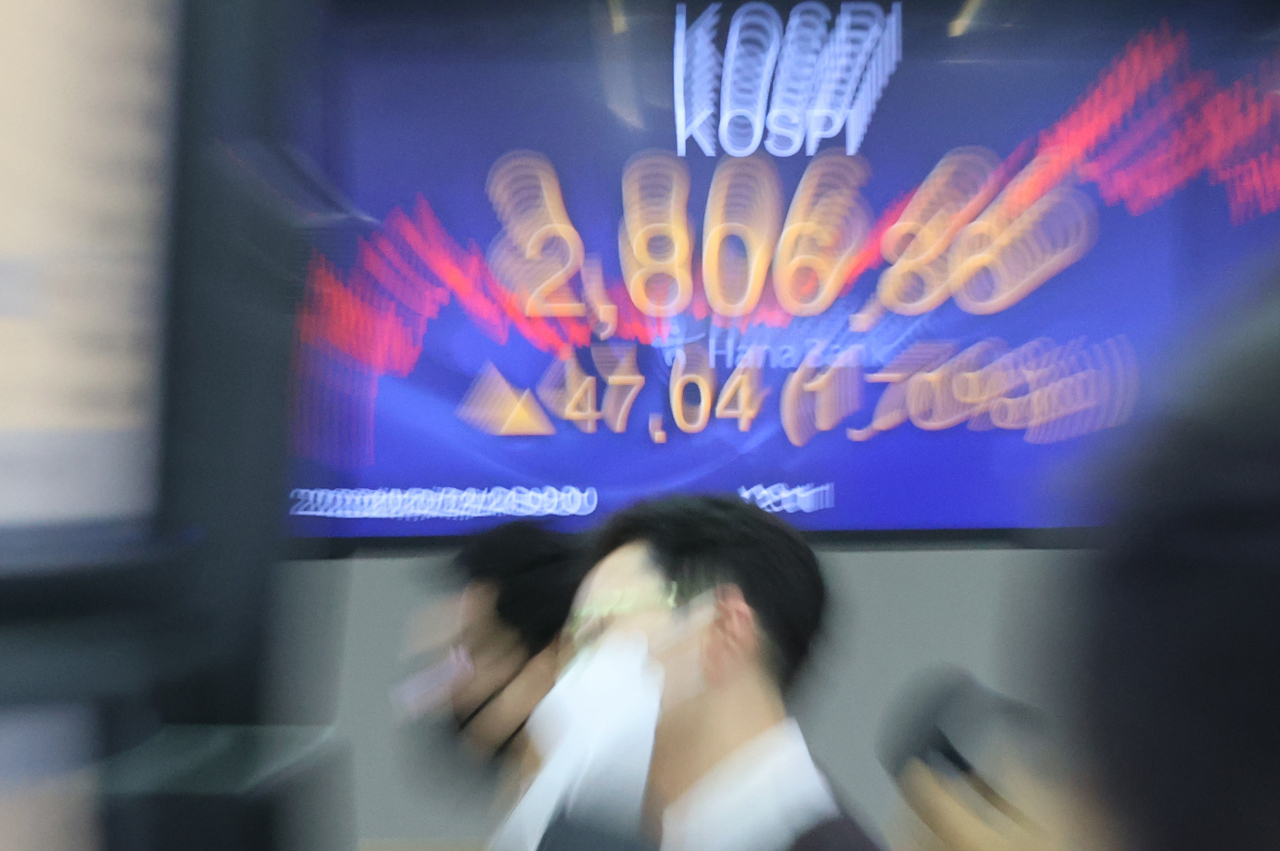 24일 오후 서울 중구 을지로 하나은행 본점 딜링룸 현황판에 코스피가 표시되고 있다. 이날 코스피는 전날보다 47.04포인트 오른 2,806.86에 거래를 마쳤다. 서울 외환시장에서 원/달러 환율은 전날 종가보다 4.9원 내린 달러당 1103원에 거래를 마쳤다. [연합]