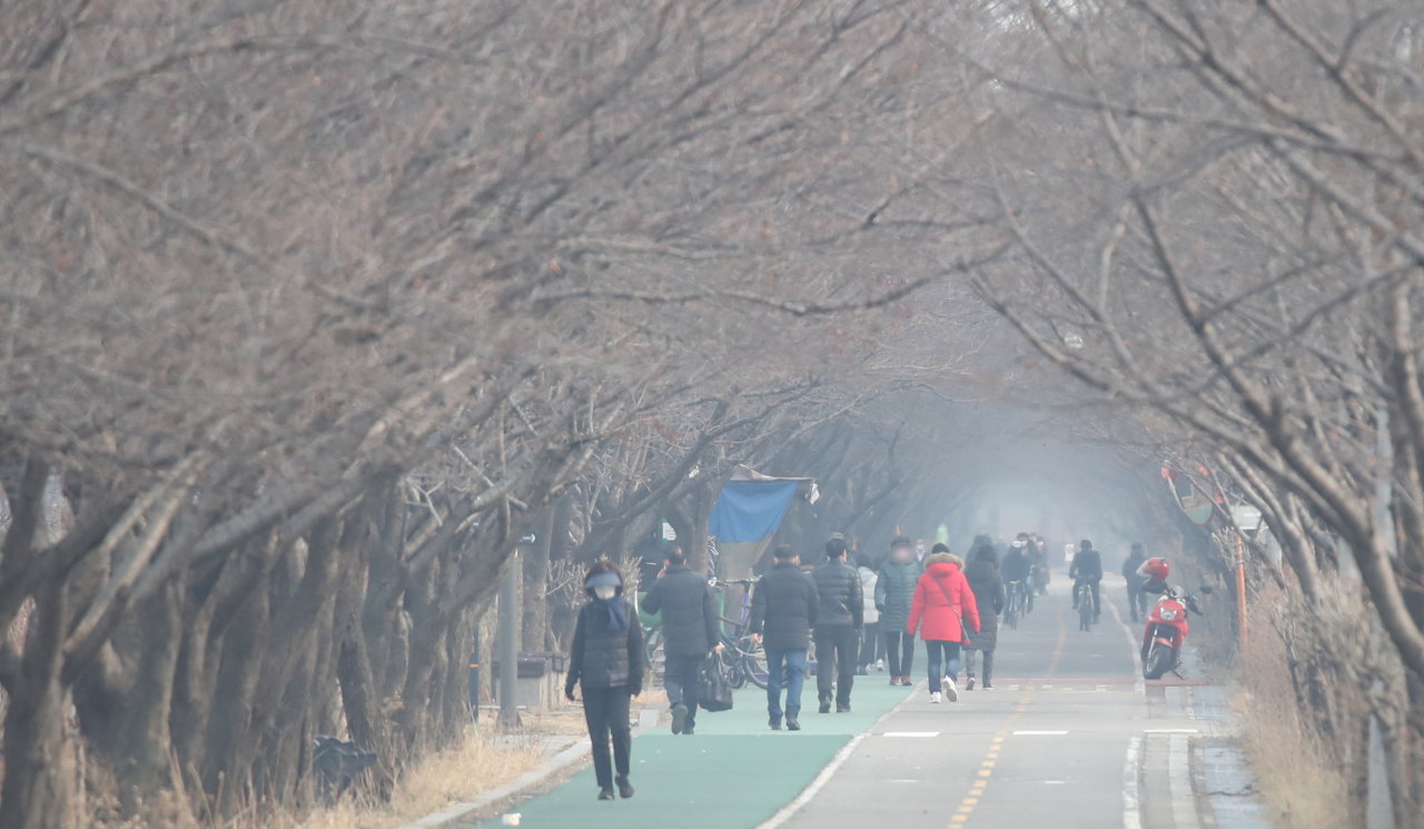 전국 대부분 지역 미세먼지 농도가 '나쁨' 수준을 보인 지난 23일 오후 서울 송파구 성내천 인근 산책로가 희뿌옇게 보인다. 연합뉴스