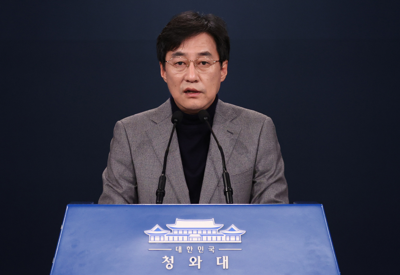 강민석 청와대 대변인이 25일 오후 청와대 춘추관 대브리핑룸에서 윤석열 검찰총장 직무 복귀 관련 브리핑을 하고 있다. [연합]