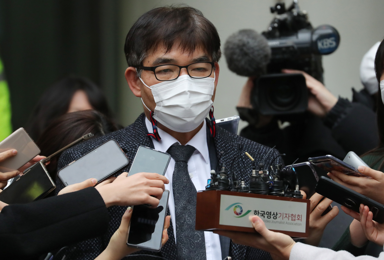 정경심 동양대 교수 측 김칠준 변호사가 23일 오후 서울 서초구 서울중앙지법에서 열린 정교수 1심 선고공판 뒤 법원을 나서며 취재진의 질문에 답하고 있다. 정 교수는 1심에서 징역 4년을 선고받고 법정 구속됐다. [연합]