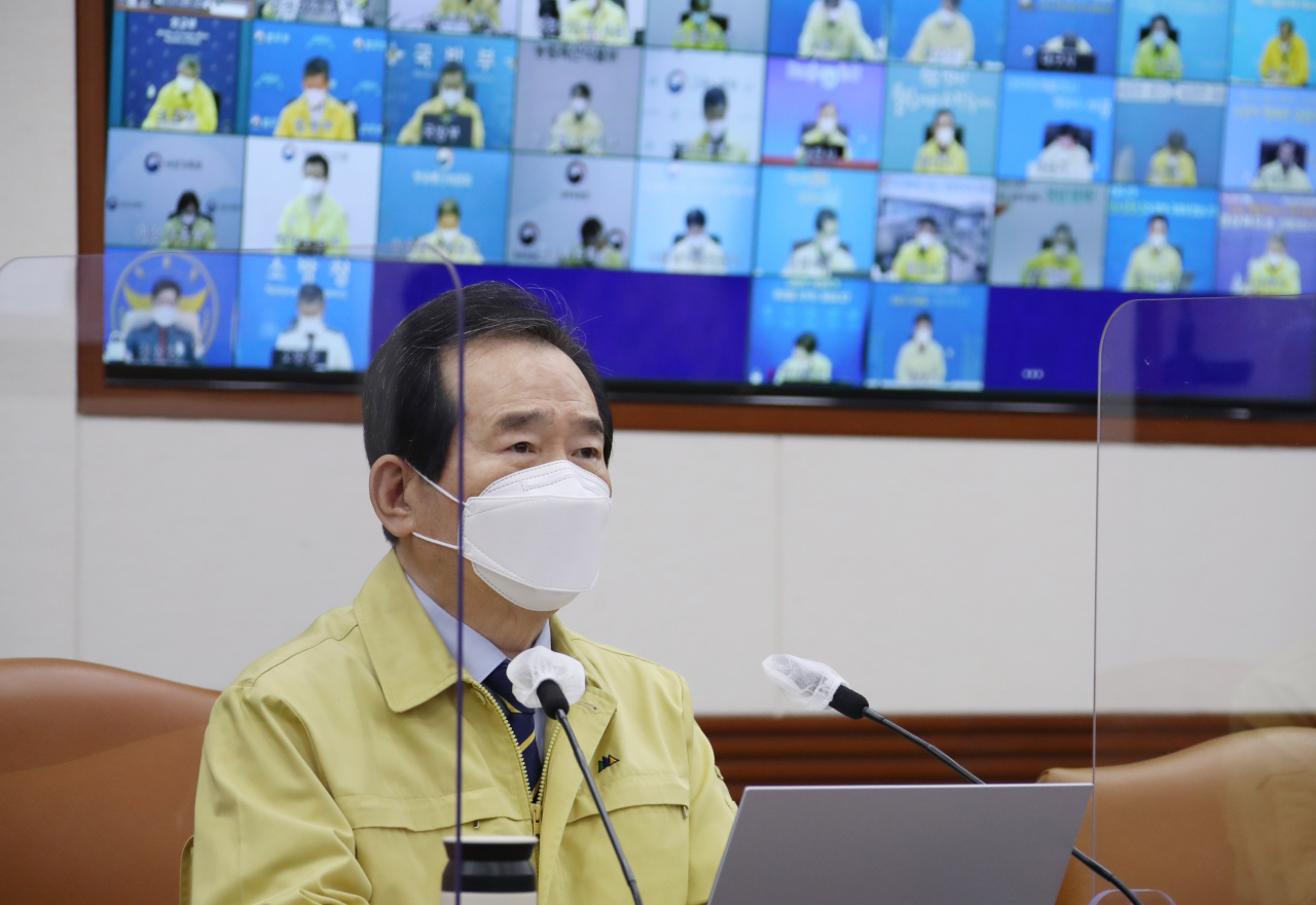 정세균 국무총리가 27일 정부서울청사에서 열린 코로나19 대응 중앙재난안전대책본부회의에서 모두발언을 하고 있다. ［연합］