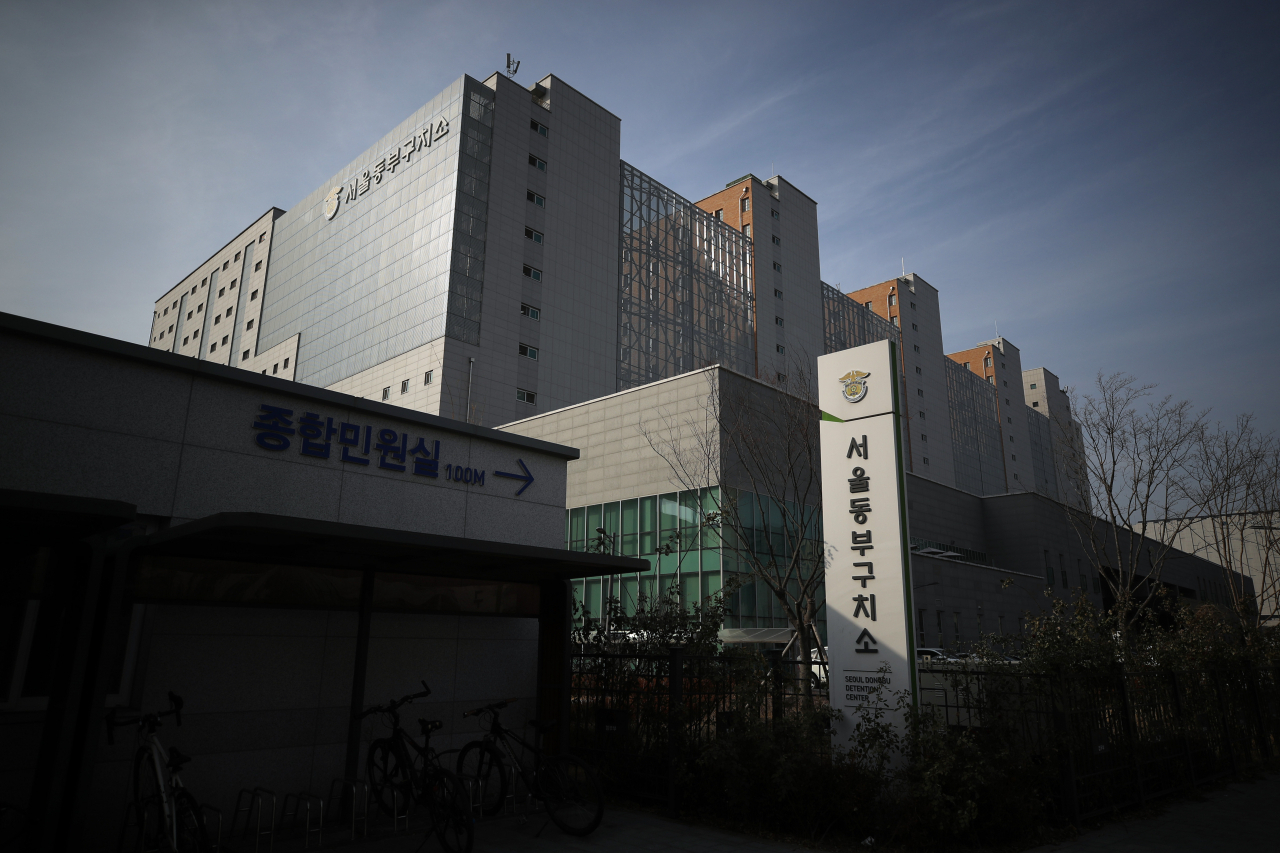 27일 오후 서울 동부구치소 앞. 동부구치소 관련 누적 확진자는 528명으로 늘어났다. [연합]