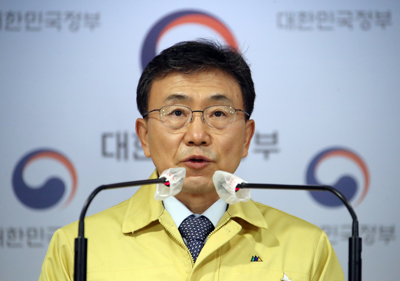 권덕철 중앙재난안전대책본부 1차장(보건복지부 장관)이 27일 오후 정부서울청사에서 신종 코로나바이러스 감염증(코로나19) 대응 중앙재난안전대책본부 회의 결과를 브리핑하고 있다. [연합]