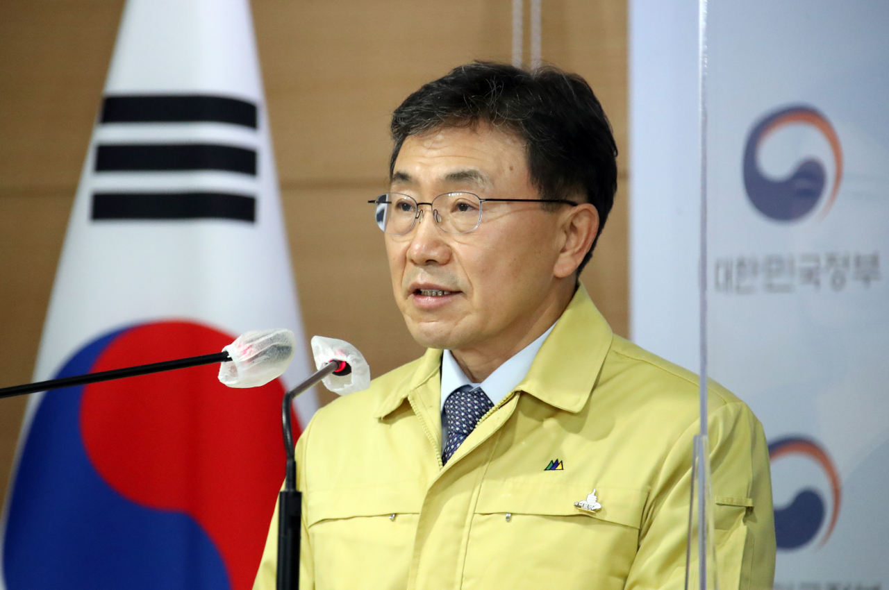 권덕철 중앙재난안전대책본부 1차장(보건복지부 장관)이 27일 오후 정부서울청사에서 신종 코로나바이러스 감염증(코로나19) 대응 중앙재난안전대책본부 회의 결과를 브리핑하고 있다. [연합]