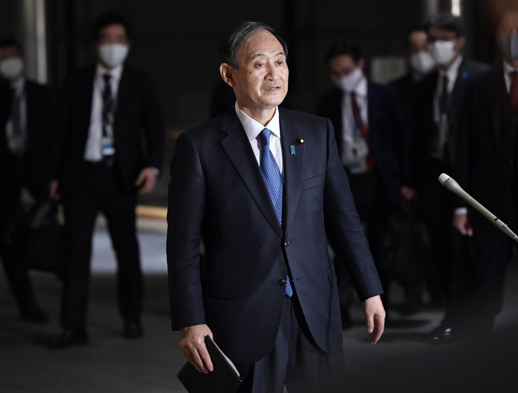 스가 요시히데(菅義偉) 일본 총리가 지난 14일 오후 일본 총리관저에서 기자들의 취재에 응하고 있다. [교도 연합]