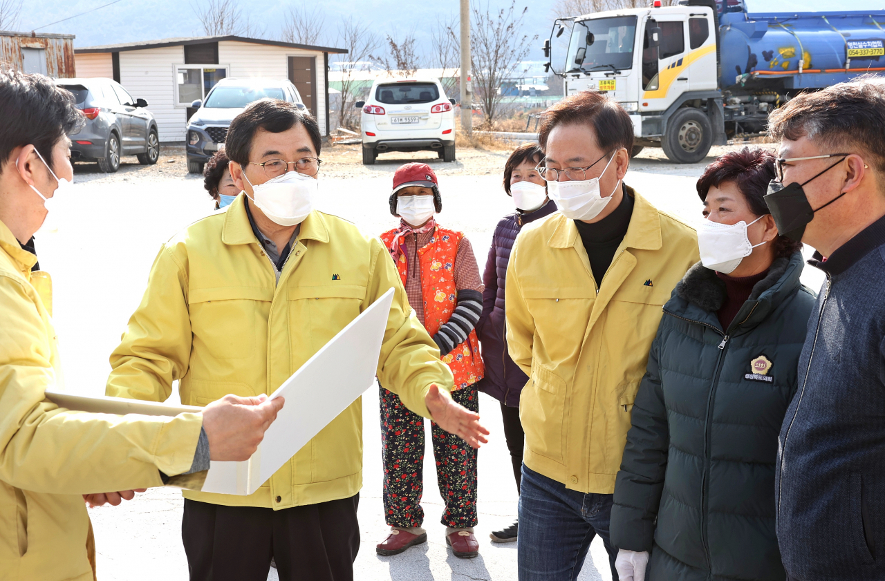 주낙영 경주시장(왼쪽 두번째)이 농가를 방문해 방역상황을 점검하고 있다.[경주시 제공]
