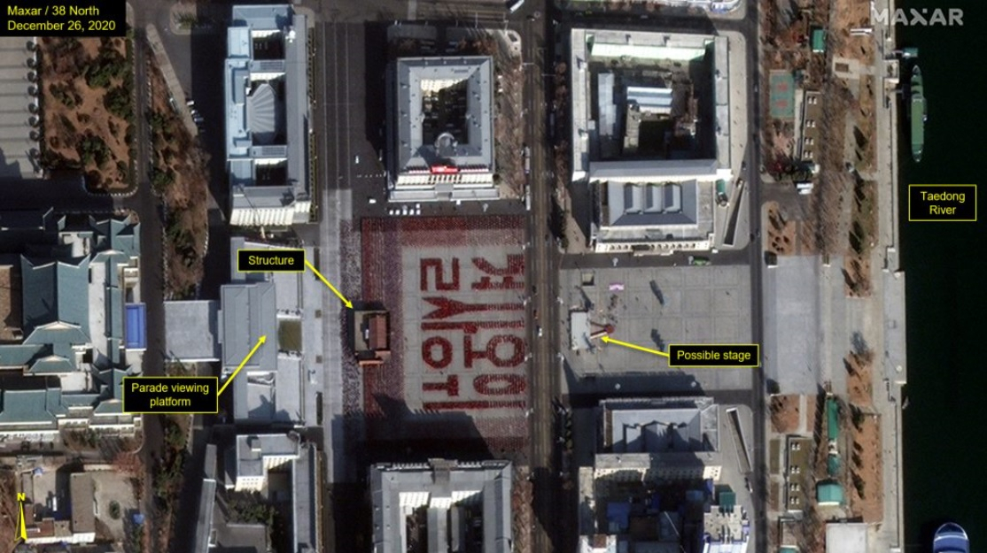미국의 북한전문매체 38노스는 26일(현지시간) 위성사진을 통해 북한이 평양 김일성광장에서 대규모 행사 리허설을 준비중이라고 밝혔다. [38노스 홈페이지]