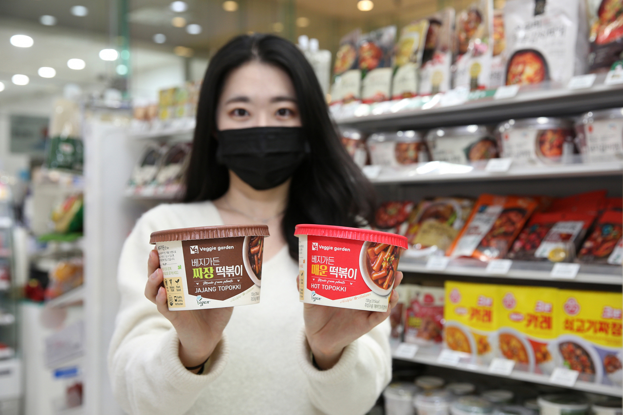 28일 GS25가 ‘비건간편식’ 떡볶이 2종을 출시했다. [GS25 제공]