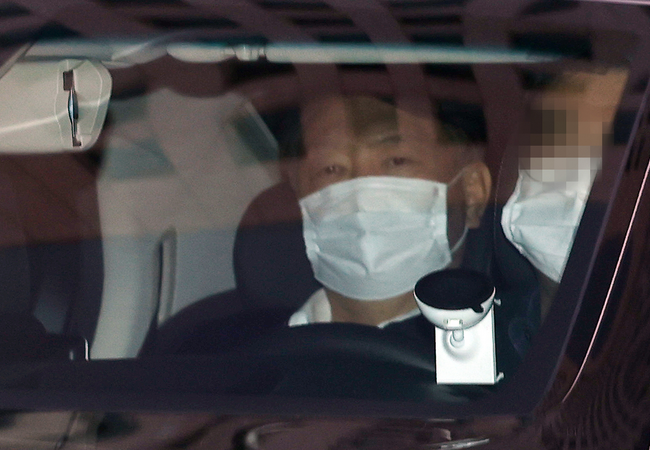 법원의 결정으로 직무에 복귀한 윤석열 검찰총장이 25일 오후 서울 서초구 대검찰청을 나서고 있다. [연합]