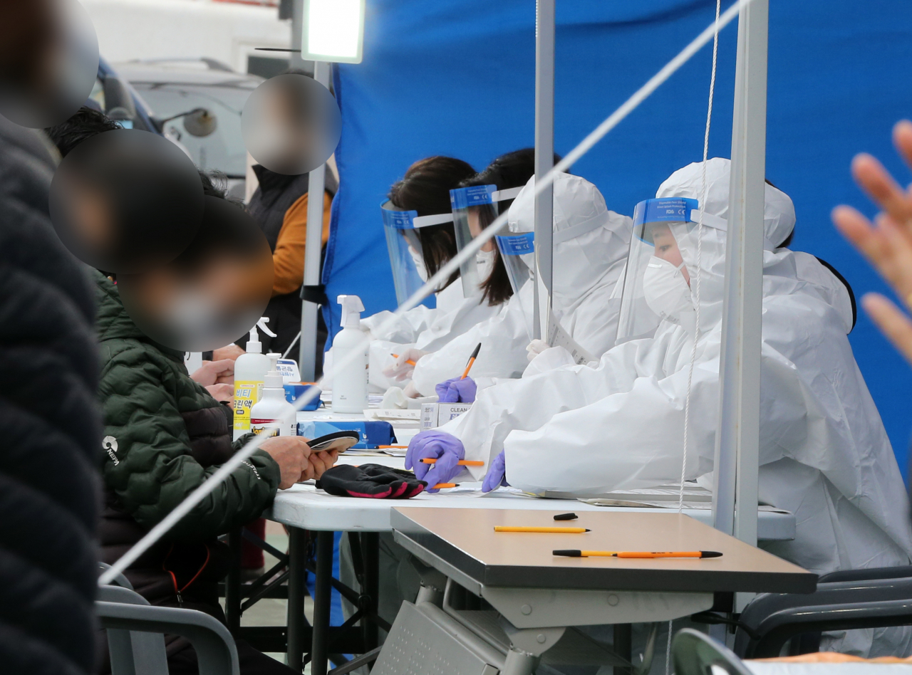 27일 경북 포항시 남구 구룡포읍 구룡포읍민도서관 옆에 마련된 '긴급 선별진료소'에서 의료진이 구룡포 주민을 대상으로 신종 코로나바이러스 감염증(코로나19) 검사를 하고 있다. 시는 최근 구룡포읍에서 코로나19 확진자가 잇따라 발생함에 따라 27일 0시부터 구룡포읍 다방·노래연습장에 집합 금지 행정명령을 내리고 모든 주민이 무료로 검사받을 수 있도록 하고 있다. 연합뉴스