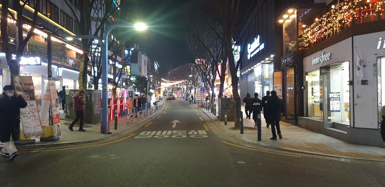지난 26일 오후 8시께 홍대 걷고싶은 거리. 걷는 사람이 많지 않다. [사진=박재석 기자]