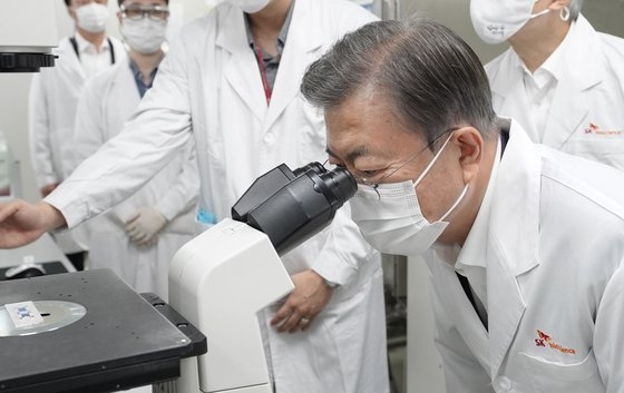 　문재인 대통령이 지난 10월 15일 '코로나19' 백신 개발 기업인 경기도 성남 소재 SK바이오사이언스를 방문, 세포배양실에서 현미경을 들여다보고 있다. [연합]