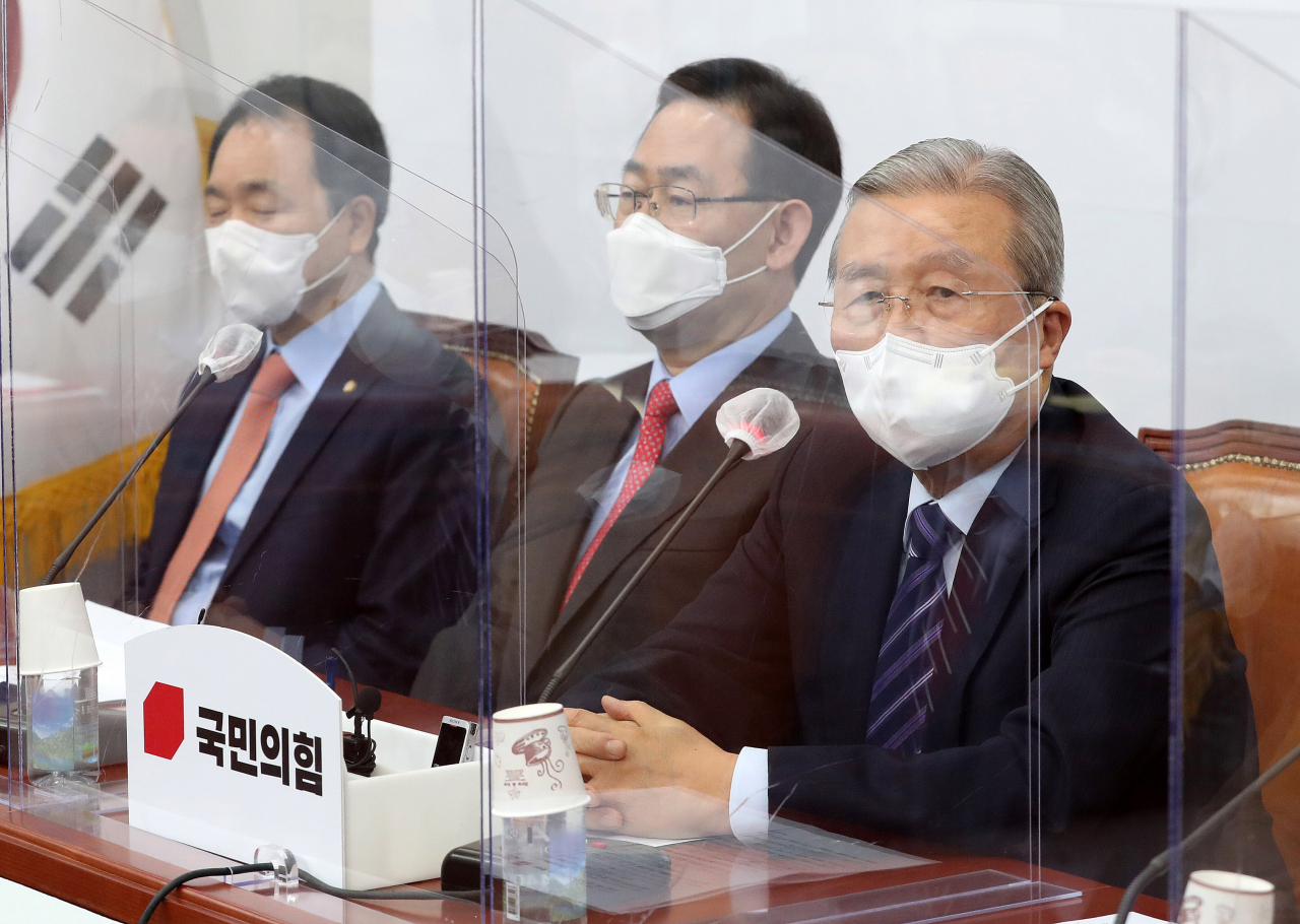 김종인(맨 오른쪽) 국민의힘 비상대책위원장과 주호영(가운데) 원내대표가 28일 오전 서울 여의도 국회에서 열린 비상대책위원회의에서 발언하고 있다. [이상섭 기자]
