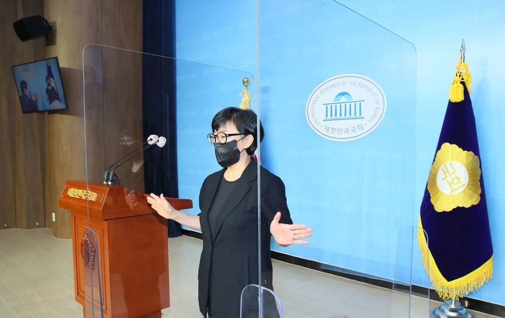 지난 9월 서울 영등포구 국회 소통관 기자회견장에 수어통역사를 위한 비말 차단 칸막이를 설치한 모습. 이들은 코로나19(신종 코로나바이러스 감염증) 관련 내용 등 소통관에서 진행되는 기자회견 등을 수어를 통해 청각장애인에게 전달해 주는 역할을 한다. [연합]