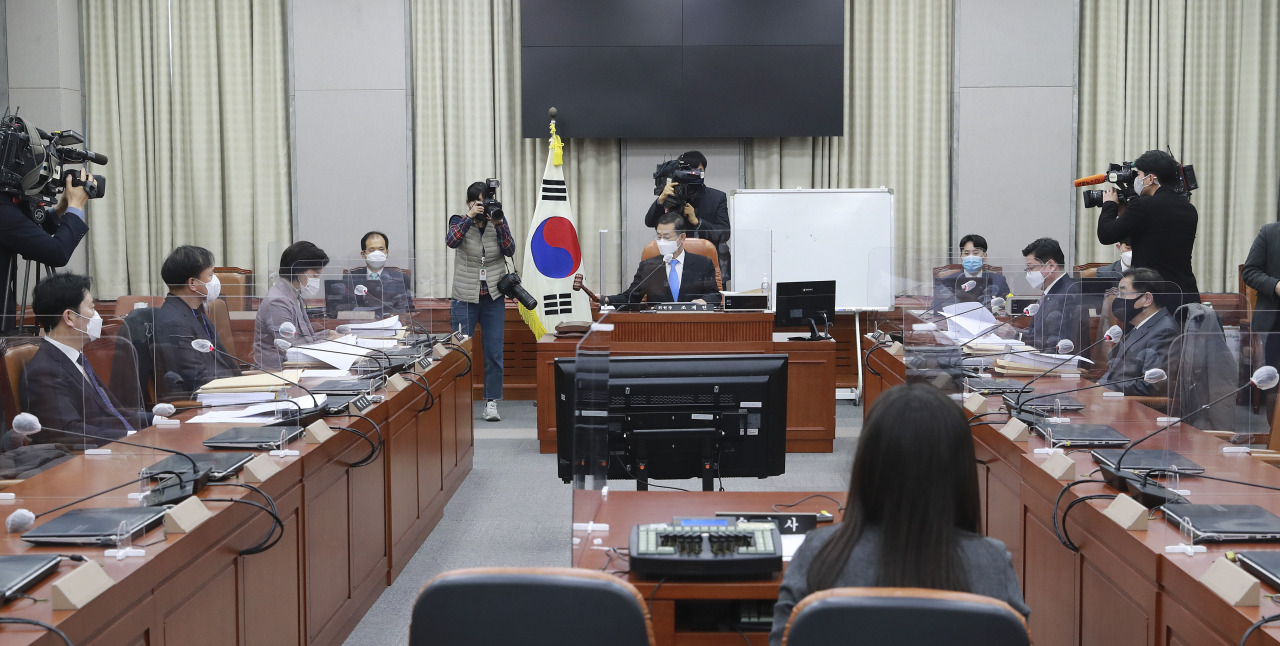 조재연 공수처장 후보추천위원장이 18일 국회에서 열린 고위공직자범죄수사처장 후보추천위원회 제5차회의에서 의사봉을 두드리고 있다. [연합]